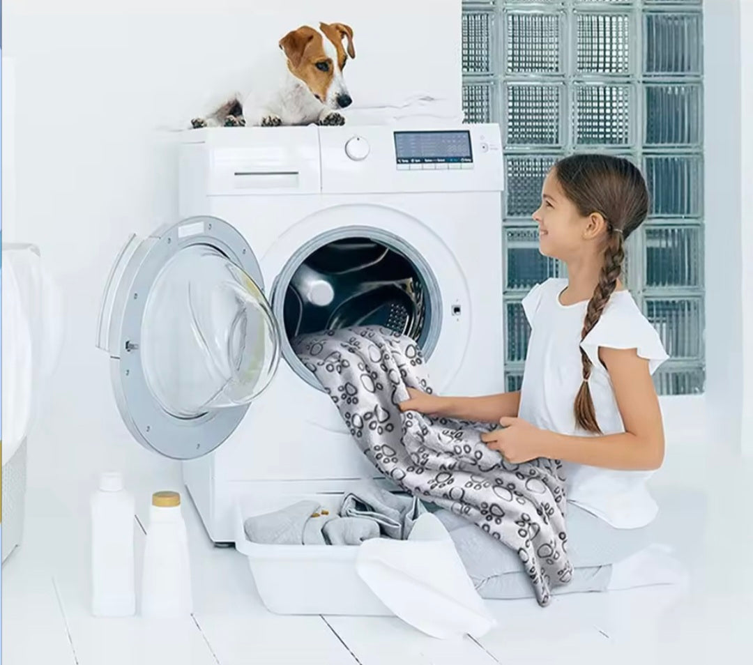 Haustierdecke mit Pfotenmuster