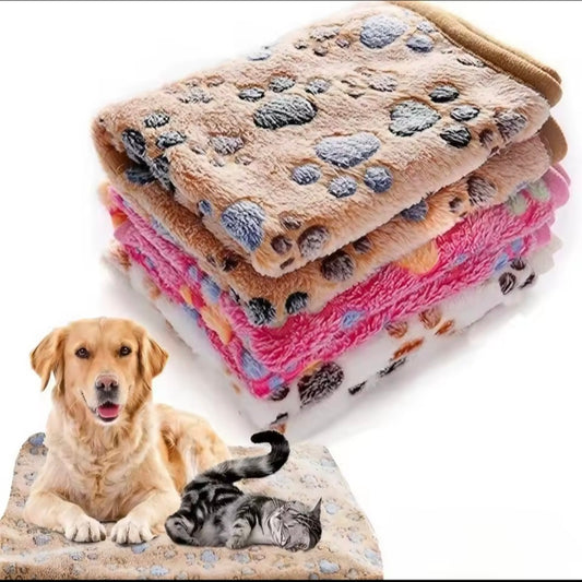 Haustierdecke mit Pfotenmuster